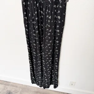 [Justify] Black Puff Sleeve Smocked Floral Print Wide Leg Jumpsuit NWT Sz Large thumbnail 9