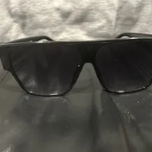 Black Sunglasses thumbnail 4