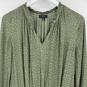 Current Air Laurel Mini Star‎ Dress Size Small Sage Green Tiered Pleated V-Neck thumbnail 4