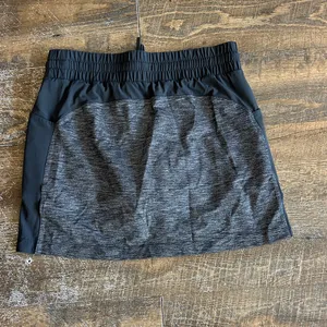 Athleta Charcoal and Black Performance Skort‎ Size Small Golf Pickleball thumbnail 3