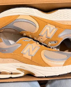 New Balance 2002R thumbnail 1