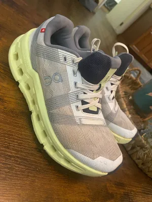 ON WOMEN CLOUDGO Frost/Hay Running Shoes thumbnail 1