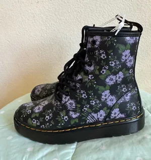 NEW Dr. Martens Zavala boots feature a black "Primrose Floral" Womens size 5 thumbnail 1