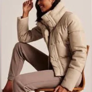 Abercrombie & Fitch Women's Large Cream Vegan Leather Mini Puffer‎ Jacket thumbnail 6