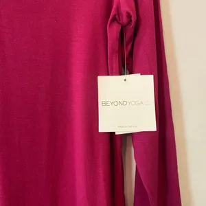 NWT Beyond Yoga Hot Pink Long Sleeve V-neck Loungewear Shirt Women's size Medium thumbnail 5