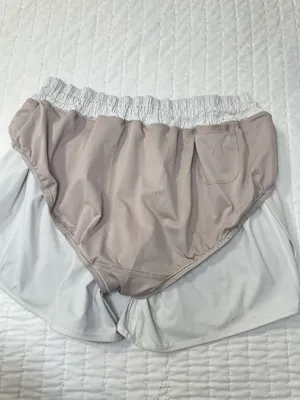 Lululemon Athletica Cream Women's Athletic Shorts - Elastic Waist in Size 12 thumbnail 10