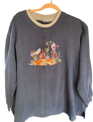 NAVY SWEATSHIRT WITH‎ FALL SCENE EMBROIDERED ON FRONT
PREOWNED Size undefined thumbnail 1