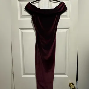 A Ellen Velvet Off-The-Shoulder Midi Dress thumbnail 3