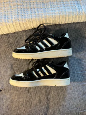 adidas Kids Black and White Low-Top Sneakers with Three Stripes thumbnail 4