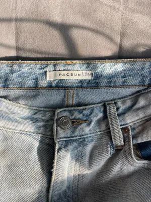 PacSun 90s Ripped Boyfriend Jeans Light Wash thumbnail 2