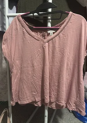 American Eagle Soft Pink V-Neck Women's Top - Casual Short Sleeve thumbnail 1