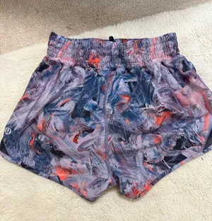Lululemon High-Rise Hotty Hot Shorts 2.5" thumbnail 2