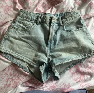 Zara mini denim shorts thumbnail 1