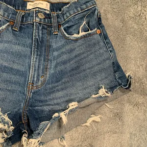 Abercrombie & Fitch mom short high rise Blue Jean Shorts 25/0 thumbnail 3