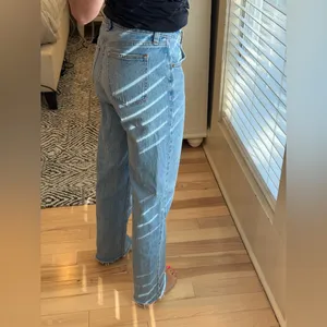 Abercrombie & Fitch 90s Straight denim jeans in a light wash with a raw hem! thumbnail 4