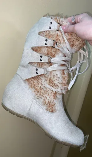Fur boots Size 8.5 thumbnail 1