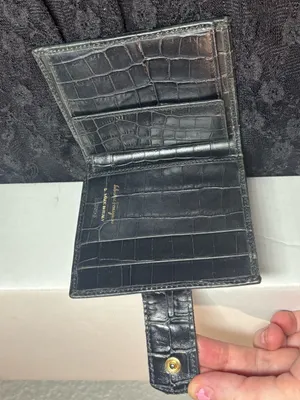 Ferragamo Vintage Vara Bow Wallet Croc Embossed Black Leather Compact Bifold thumbnail 6