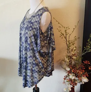 🌻We The Free cold shoulder top Small thumbnail 3