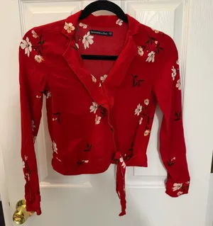 Abercrombie & Fitch Red Floral Wrap Top Size XXS thumbnail 1