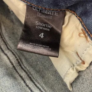 173 Express Ultimate Stretch Shortie Low Rise Dark Wash Jean Shorts Size 4 thumbnail 3