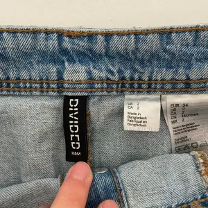 H&M Divided‎ women’s button up light wash denim miniskirt — size 2 thumbnail 4
