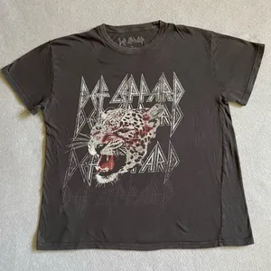 Def Leppard Rock Band Retro Tee Women’s Size Large Graphic Print thumbnail 1