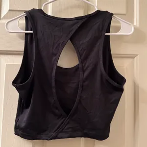 Gymshark Power Open Back Cropped Tank Top Size Medium Black thumbnail 2
