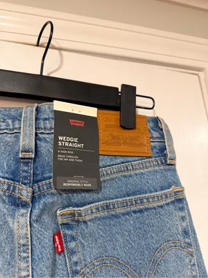 NWT Levi’s Size 24x28 Wedgie Straight Button Fly Jeans Classic Denim mid Rise thumbnail 4