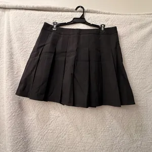 NWT Black pleated mini skort Size L thumbnail 2