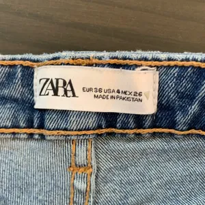 Zara Womens High Rise Straight Leg Jeans Medium Wash Raw Hem Size 4‎ 26 thumbnail 3