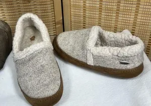 ACORN Slippers, Size: 6 1/2 - 7 1/2 thumbnail 1