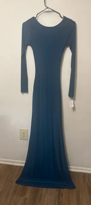 Windsor This dress is in great condition and is ready to make your next event unforgettable. Pair it with heels and statement jewelry for a glamorous look. thumbnail 1