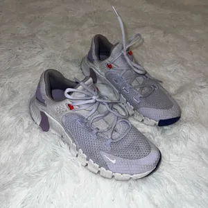 Nike Free Women’s Metcon Sneakers Size 9 Light Purple with Blue Detail thumbnail 2