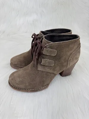 NWOT Clarks Artisan Carleta Lyon Suede Ankle Bootie Boots 7.5W Taupe Block Heel thumbnail 2