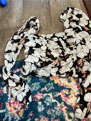 Abercrombie Floral Puff-Sleeve Cropped Top - Black & White thumbnail 3