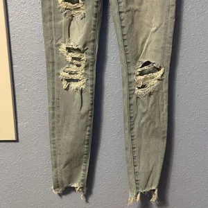 Size 4 American Eagle Distressed Ripped Light Wash Denim Jeans Jeggings Next Lev thumbnail 4