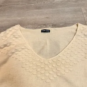 Shein Cream V‎ Neck Textured Knit Sweater Long Sleeve 6 Medium Oversized thumbnail 3