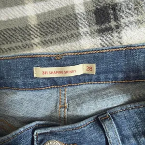 Levis 311 Shaping Skinny Jeans Womens 28 Blue Medium Wash Stretch Denim thumbnail 7