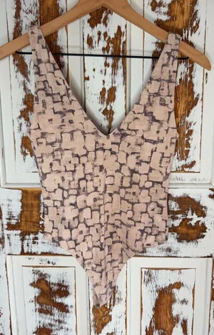 Babaton Aritzia Contour Double V Bodysuit Size S Abstract Print Dopamine Y2K thumbnail 1