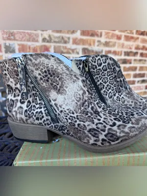 Very G Divine Leopard Print Ankle Booties LIGHT Taupe Women’s Size 9.5 NIB thumbnail 8