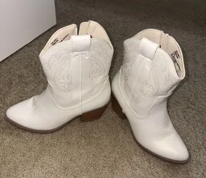 Off white boots Size 6.5 thumbnail 2