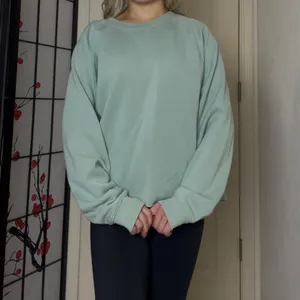 Universal Threads | Light Sage Green Long-Sleeve Crewneck Sweatshirt Pullover thumbnail 3