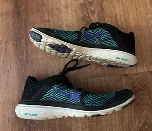 Nike running tennis shoes  thumbnail 1