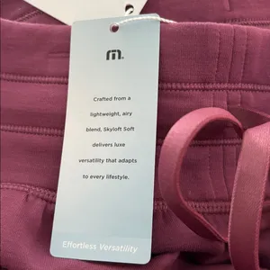 Travis Mathew Skylift Soft Tie Short W/Pockets Sz S in Damson GOLF Resortwear thumbnail 9