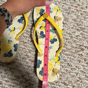 Tory Burch Floral Flip Flops Yellow Floral Slim Strap- Size 8 thumbnail 7