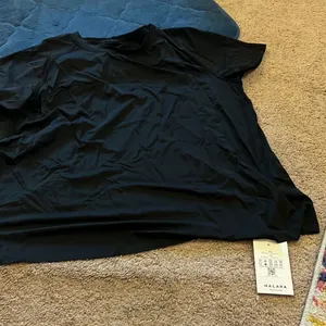 NWT halara black‎ tee M thumbnail 2