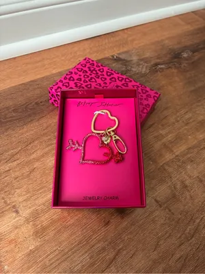 Betsey Johnson Hot Pink Heart Arrow Key & Card Holder Charm with Gold Accents thumbnail 8