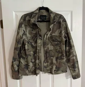 Sanctuary Green Camo Camouflage Snap Front Raw Hem Jacket Shacket thumbnail 1