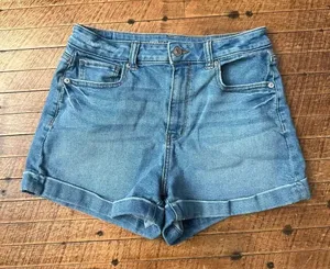 American Eagle cuffed distressed denim sz 4 mom shorts thumbnail 1