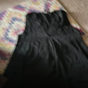 Theory black‎ v neck silk blend top M thumbnail 2